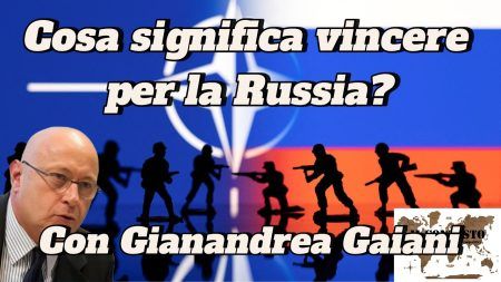 Parole chiave italiane su Russia e NATO appaiono su sfondi di bandiere e sagome di soldati; un uomo è in basso a sinistra.
