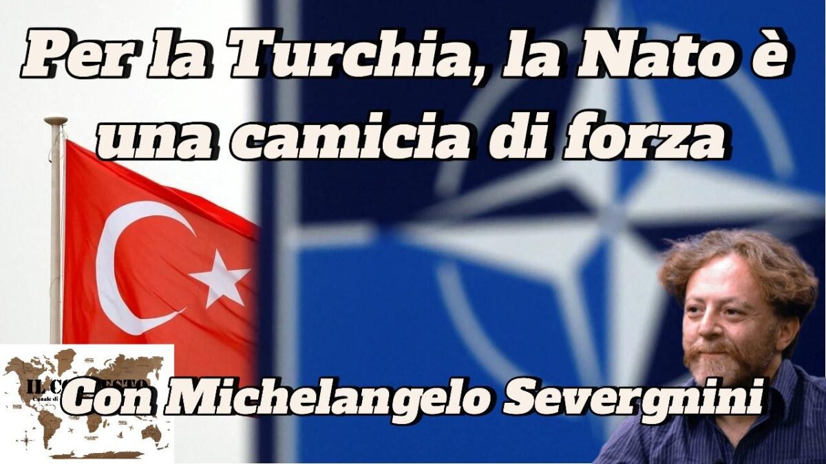 Per la Turchia, la Nato è una camicia di forza Bandiere turche e della NATO sullo sfondo con un uomo di fronte, a sottolineare il ruolo della Turchia nella NATO.