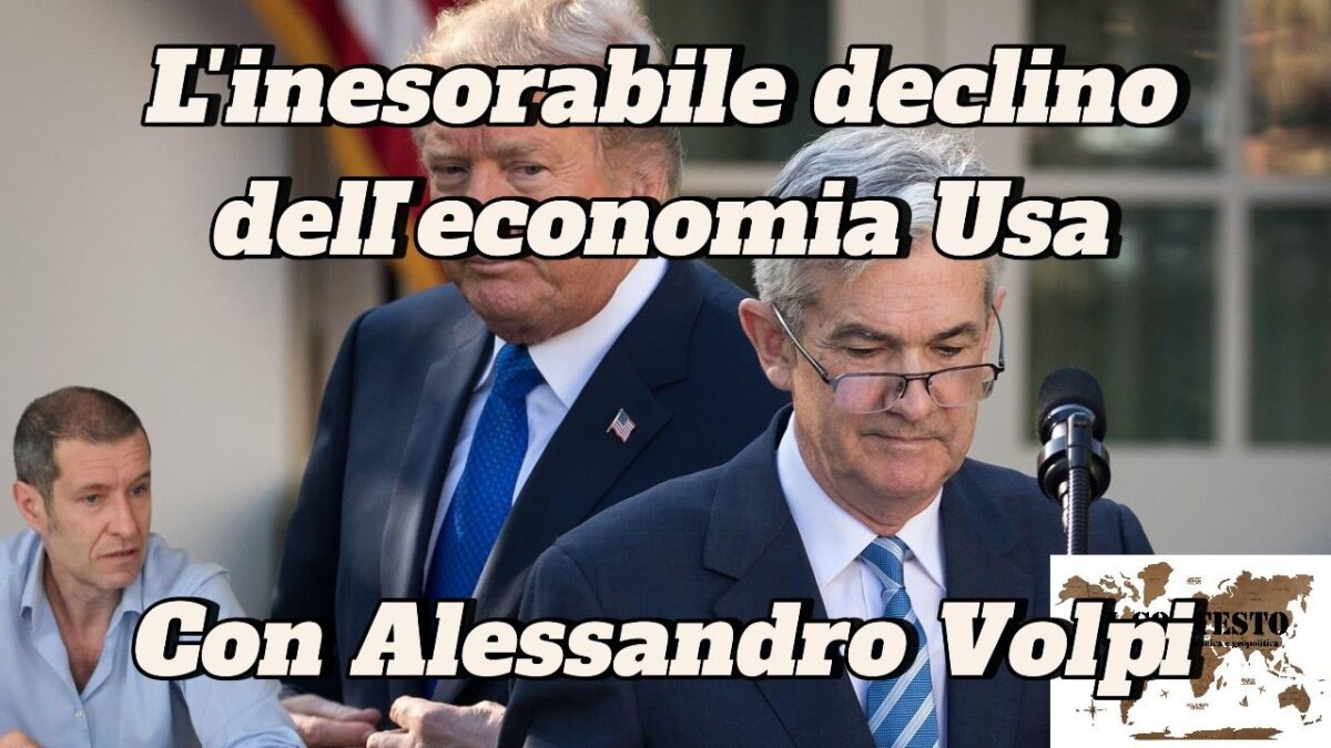 Donald Trump e Jerome Powell a un evento stampa, con discussione sul declino economico statunitense.