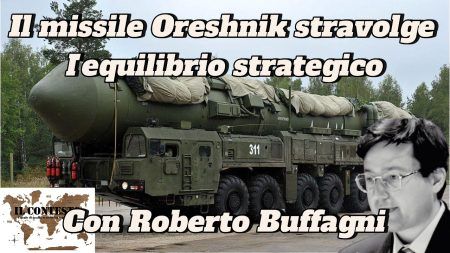 Il missile Orešnik stravolge l’equilibrio strategico Un grande camion militare missilistico con equilibrio strategico e una piccola foto di un uomo nell'angolo, in un'area boschiva.