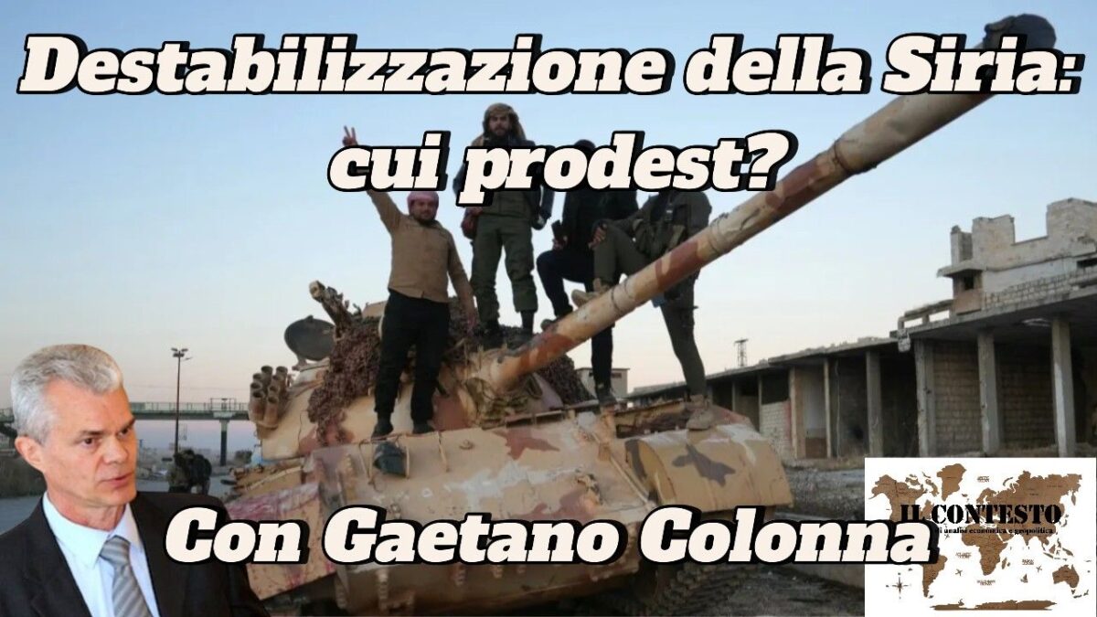 Quattro uomini armati si trovano su un carro armato danneggiato nella Siria devastata dalla guerra; un uomo vestito è ritratto separatamente in primo piano.