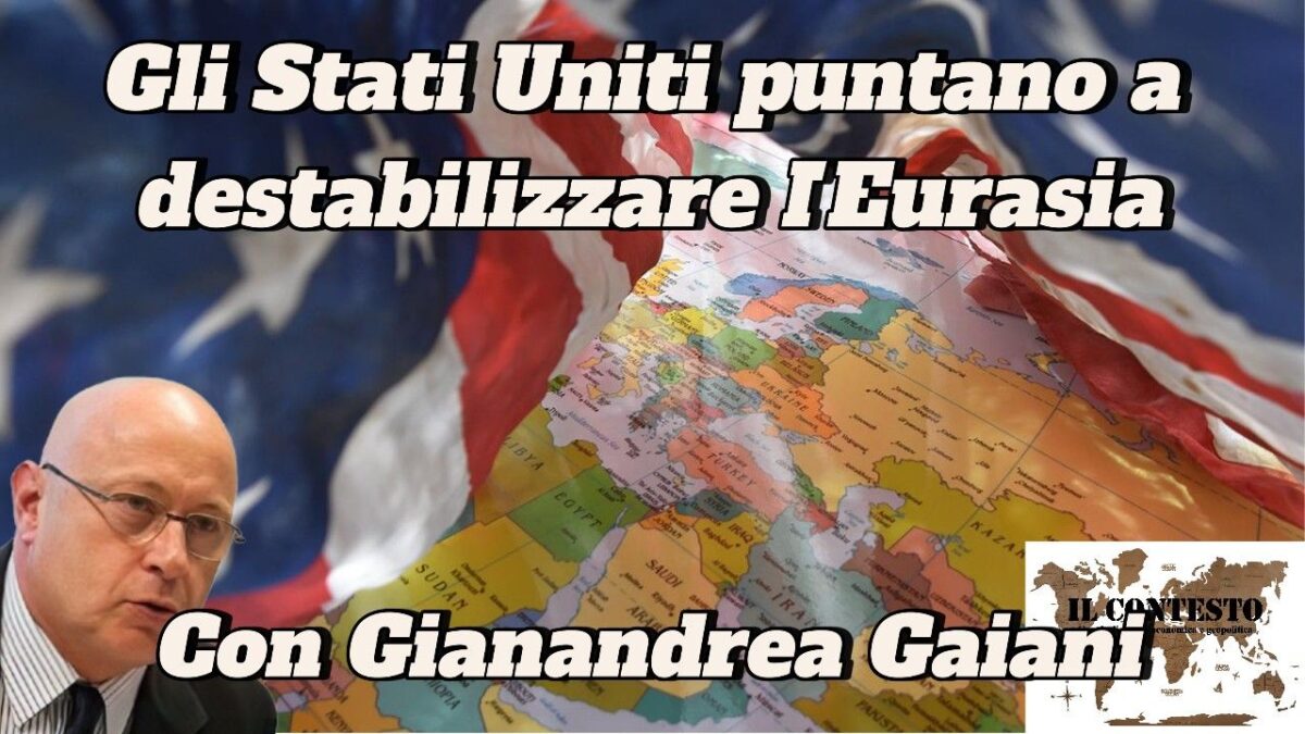 Un uomo parla davanti a una mappa dell'Eurasia, con la bandiera statunitense e riferimenti agli Stati Uniti che cercano di destabilizzare la regione.