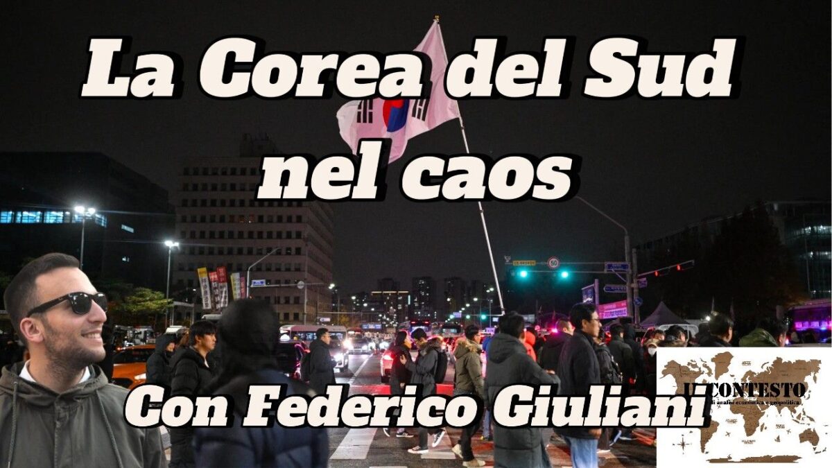 La Corea del Sud nel caos Una folla si raduna di notte in una strada cittadina con una grande bandiera della Corea del Sud, a sottolineare il caos del Paese.