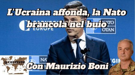 L’Ucraina affonda, la Nato brancola nel buio Un uomo in giacca e cravatta parla a un evento della NATO con una grafica militare che fa riferimento alla crisi in Ucraina.