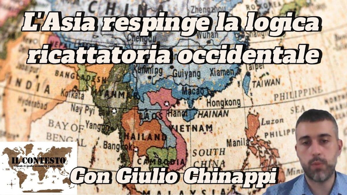 Mappa dell'Asia con un uomo in un angolo; titolo in italiano sull'Asia che rifiuta la logica ricattatoria occidentale.