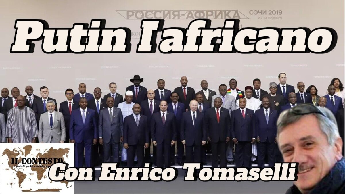 Un folto gruppo di leader in giacca e cravatta, tra cui Putin, posa per una foto al Vertice Russia-Africa con un piccolo ritratto africano.