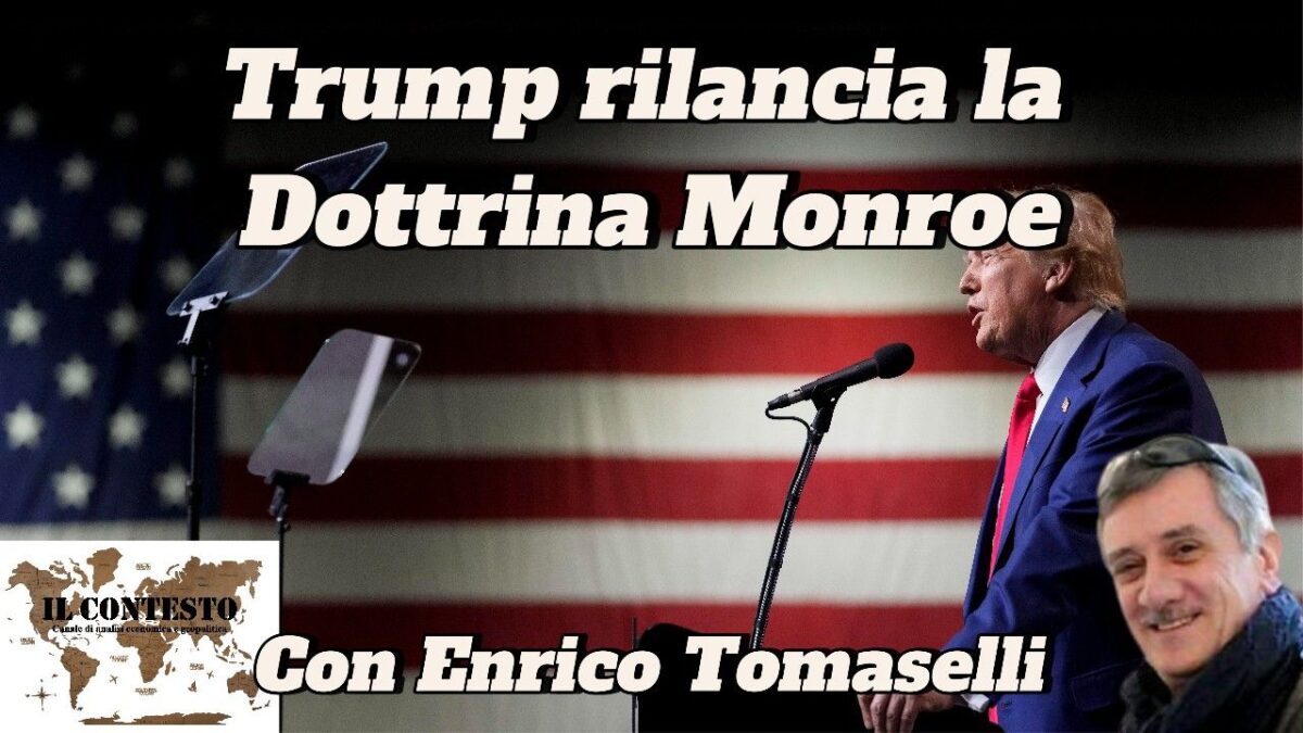 Donald Trump parla su un podio davanti a una bandiera statunitense, discutendo della Dottrina Monroe con Enrico Tomaselli.