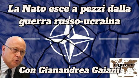 La Nato esce a pezzi dalla guerra russo-ucraina Il ritratto di un uomo appare sopra una bandiera NATO stropicciata con riferimenti alla guerra russo-ucraina.