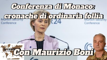 Una donna parla sul podio della Conferenza di Monaco; la cronache menzionano Maurizio Boni e l'evento.