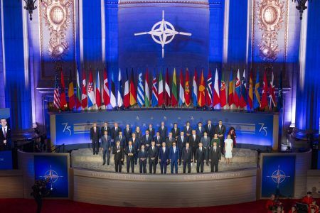 I leader mondiali posano in occasione del 75° anniversario della NATO, con le bandiere dei membri alle loro spalle, in mezzo a una Russia aggressiva.