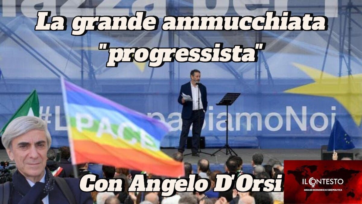 La grande ammucchiata “progressista” Un uomo parla sul palco di una manifestazione con alle spalle striscioni, una bandiera arcobaleno e una grande ammucchiata di bandiere dell'UE.