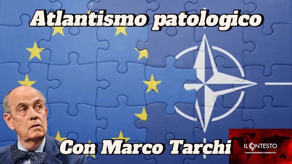 Un collage di foto mostra Marco Tarchi, i loghi dell'UE e della NATO su un puzzle, evidenziando l'Atlantismo patologico.