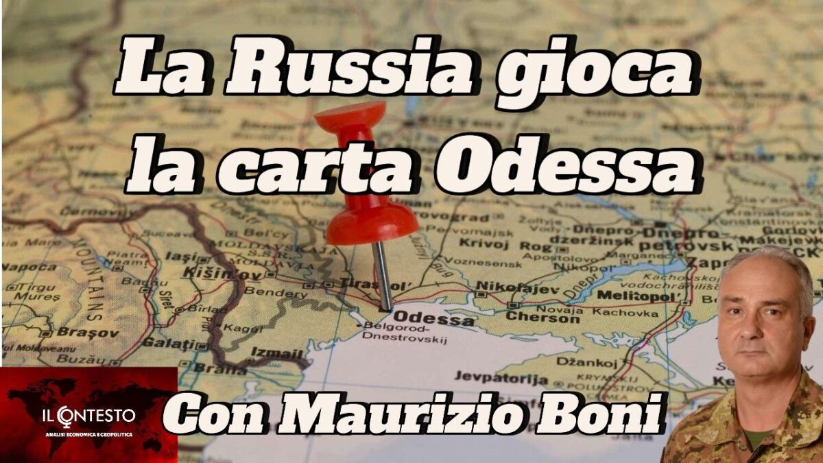 Una mappa con un puntino rosso su Odessa, in Italia, evidenzia la Russia e presenta un uomo in uniforme militare.