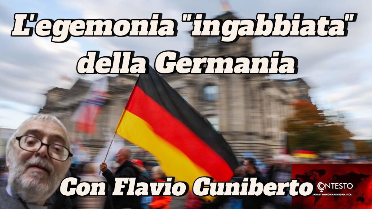 Un uomo con gli occhiali si trova davanti a un edificio storico mentre la bandiera tedesca sventola, riflettendo l'egemonia della Germania.