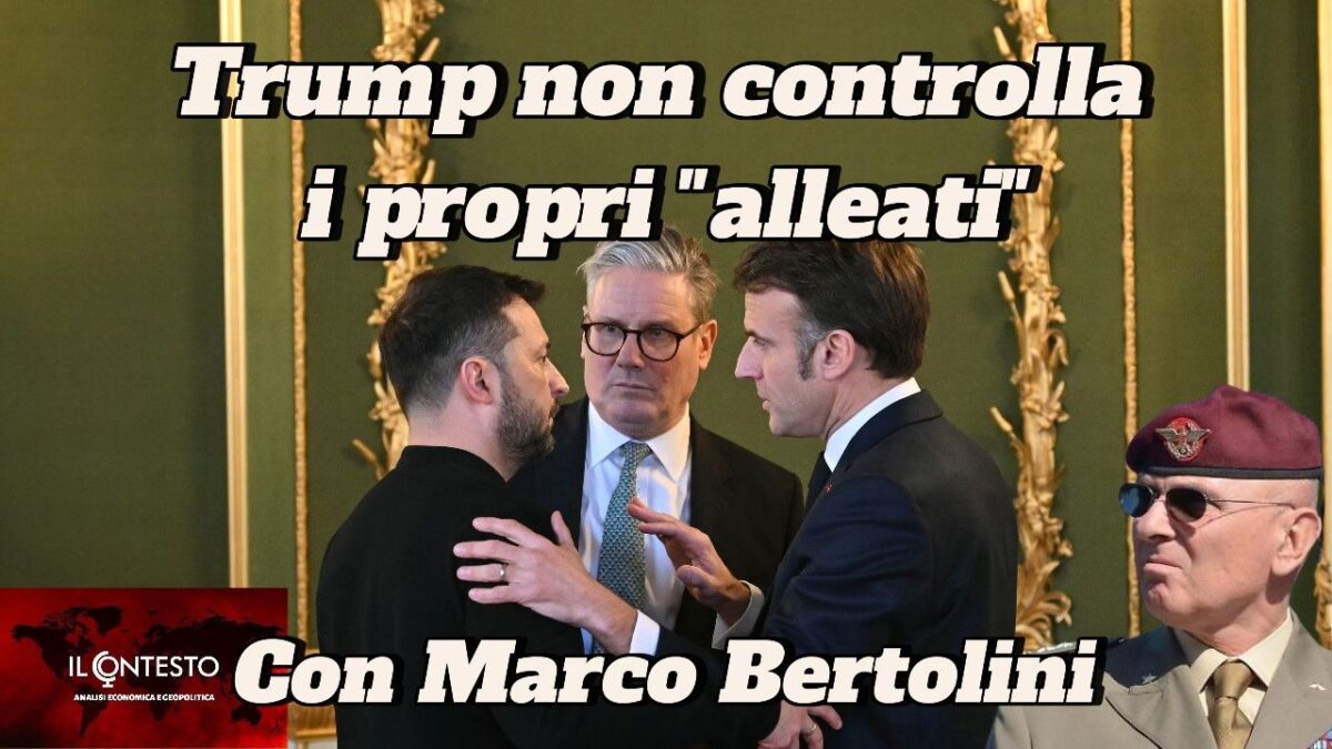 Quattro uomini stanno conversando; due parlano da vicino, un altro osserva e un alleato si distingue in abiti militari.