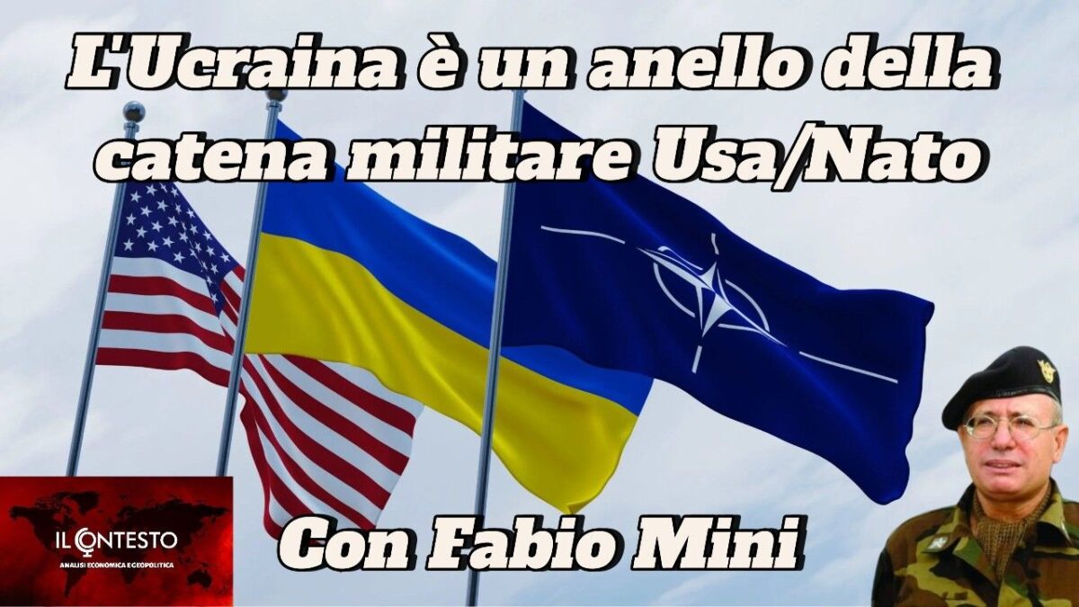 Tre bandiere - USA, Ucraina e NATO - sventolano affiancate da un uomo in uniforme e da elementi a tema militare.