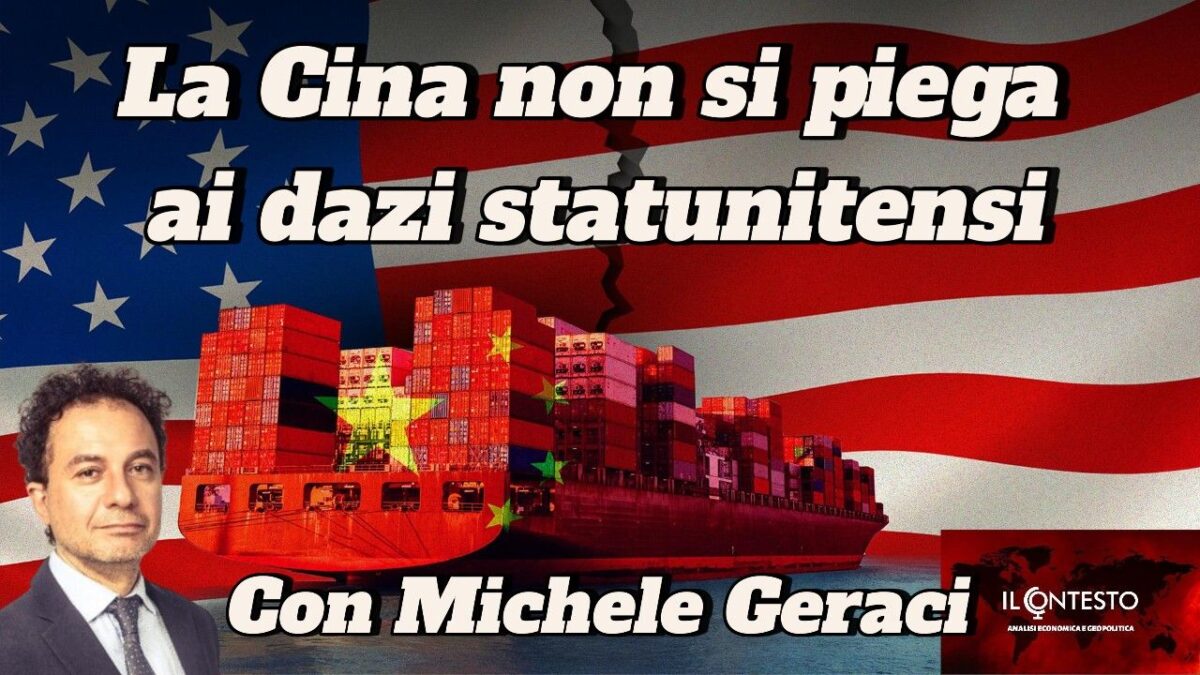 Una nave portacontainer cinese naviga davanti a una bandiera statunitense, evidenziando le tensioni dazi statunitensi e commerciali.