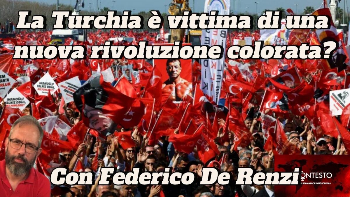 Grande folla con bandiere turche, che si chiede se la Turchia stia affrontando una nuova rivoluzione colorata.
