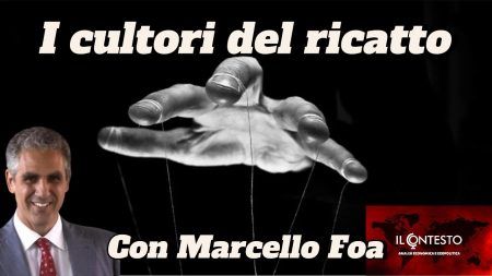 I cultori del ricatto Un uomo sorride accanto a una grande mano che manipola i fili di una marionetta, con temi di ricatto e un mappamondo rosso sullo sfondo.
