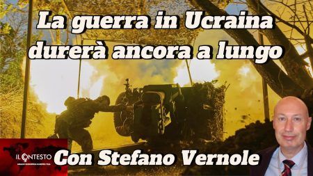 Soldati che sparano con l'artiglieria con un fumo intenso; si parla di guerra in Ucraina e di Stefano Vernole nel contesto del conflitto in corso.