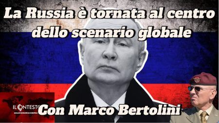 La Russia è tornata al centro dello scenario globale Un ritratto in scala di grigi di un uomo su uno sfondo di bandiera russa, che evidenzia il ruolo della Russia nello scenario globale.