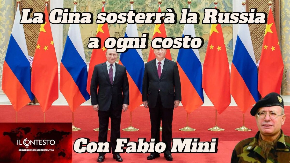 I leader cinesi e russi sono insieme davanti alle bandiere, mentre la Cina mostra sostegno alla Russia.