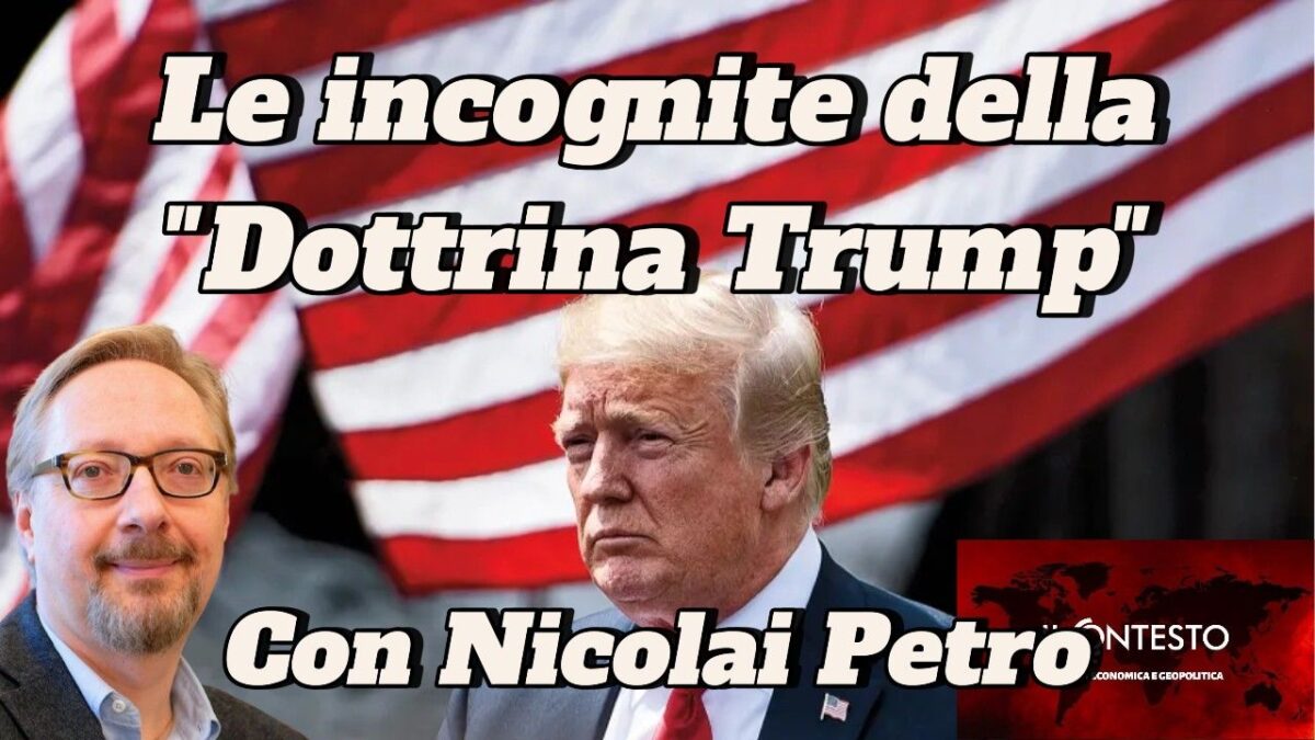 Donald Trump si trova davanti a una grande bandiera statunitense; Nicolai Petros appare a sinistra, evidenziando l'incognita della Dottrina Trump nella politica USA.