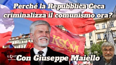 Perché la Repubblica Ceca criminalizza il comunismo ora? Un uomo con capelli e barba bianchi si trova davanti a bandiere ceche e comuniste; il tema è la criminalizzazione del comunismo.
