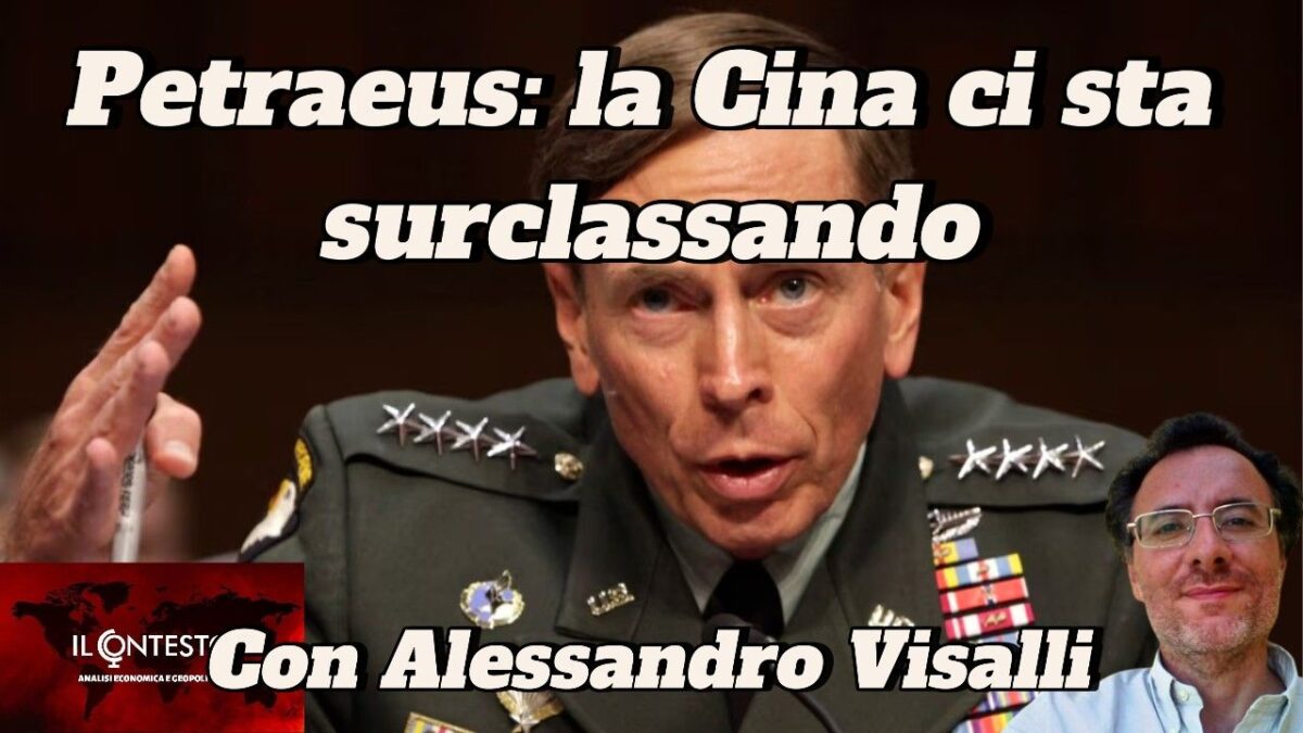 Un ufficiale militare gesticola mentre Alessandro Visalli parla della Cina surclassando gli altri; è presente anche Petraeus.