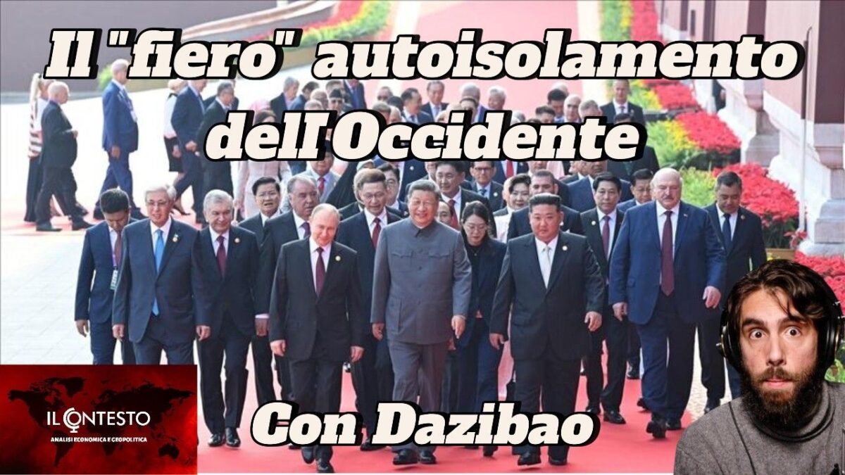 Un gruppo di leader in giacca e cravatta cammina su un tappeto rosso con Xi Jinping al centro; il tema dell'autoisolamento Occidente è suggerito.