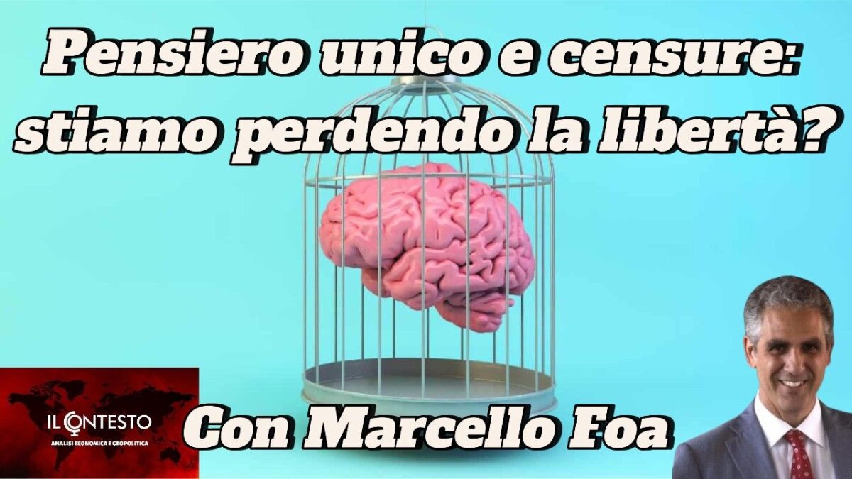 Un cervello umano in una gabbia per uccelli, simbolo di libertà e censura, con la foto di un uomo sorridente.