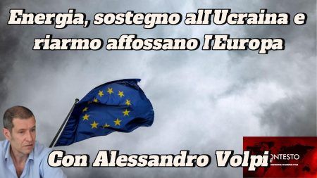 Energia, sostegno all’Ucraina e riarmo affossano l’Europa Un uomo siede davanti a una bandiera dell'Unione Europea che sventola, con riferimenti all'energia, al sostegno all'Ucraina e ad Alessandro Volpi.