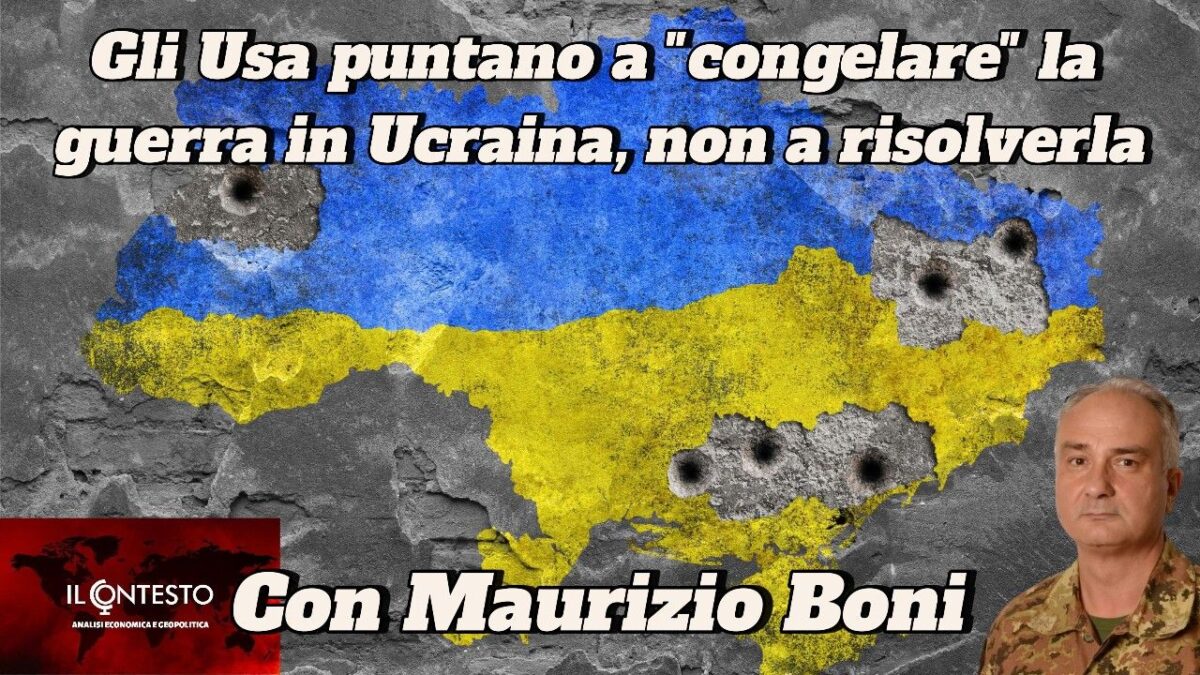 Mappa dell'Ucraina in blu e giallo, con menzione degli Stati Uniti e della guerra in Ucraina, con un uomo in uniforme militare.