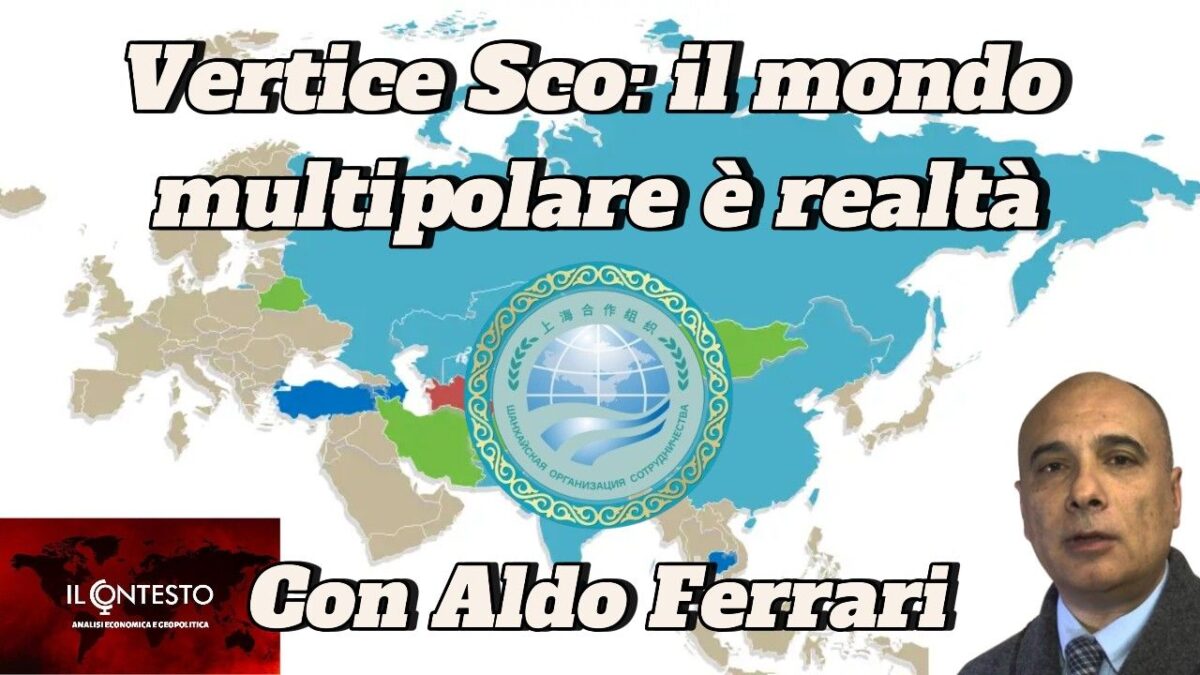 Vertice della Shanghai Cooperation Organisation: il mondo multipolare è realtà Un uomo si trova accanto a una mappa del mondo e all'emblema della SCO, evidenziando il mondo multipolare al vertice dell'Organizzazione per la Cooperazione di Shanghai.