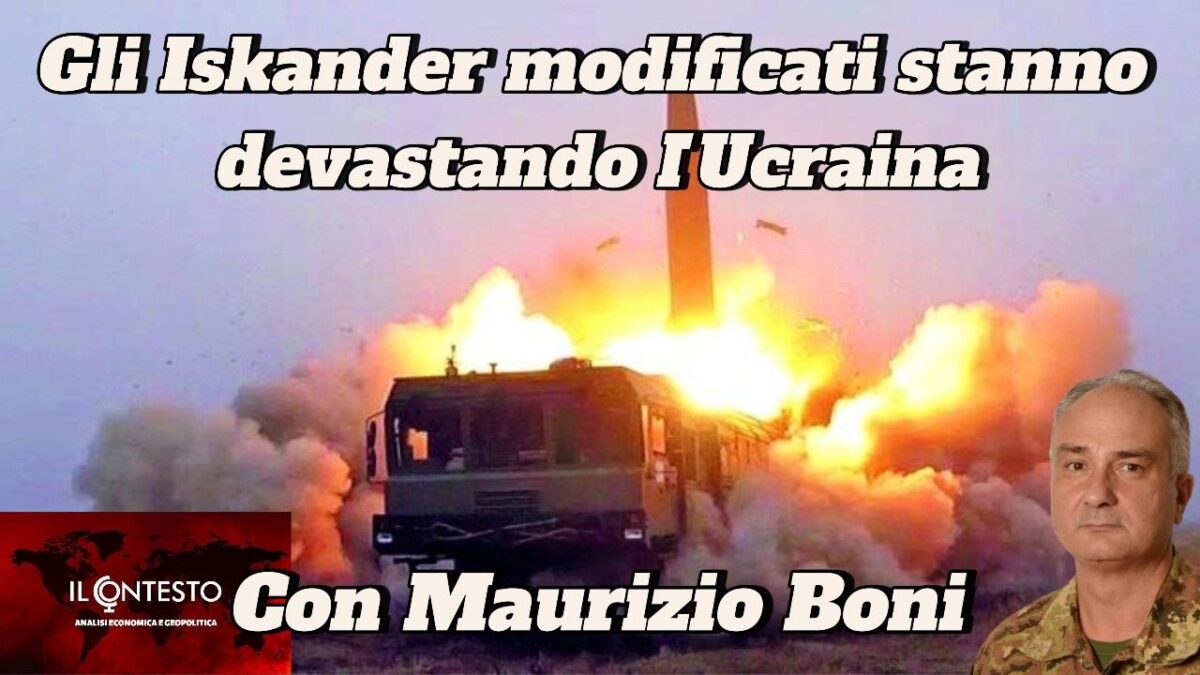 Un missile militare, forse un Iskander, viene lanciato con grandi fiamme mentre un uomo in uniforme si trova nelle vicinanze.