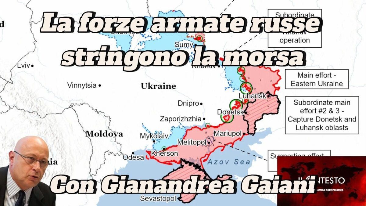 Mappa dell'Ucraina orientale con linee militari che mostrano la morsa delle forze armate russe; un uomo parla nell'angolo in basso a sinistra.