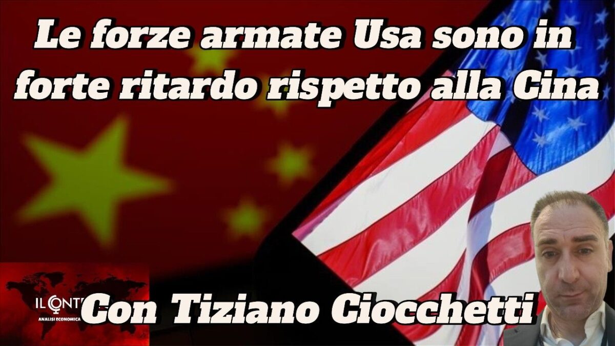 Bandiera statunitense in primo piano, bandiera cinese sfocata dietro, con riferimento al ritardo delle forze armate statunitensi rispetto alla Cina.
