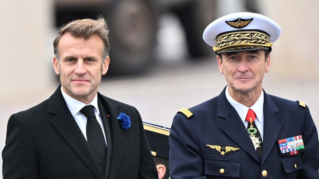 Il generale Fabien Mandon assieme al presidente Emmanuel Macron.