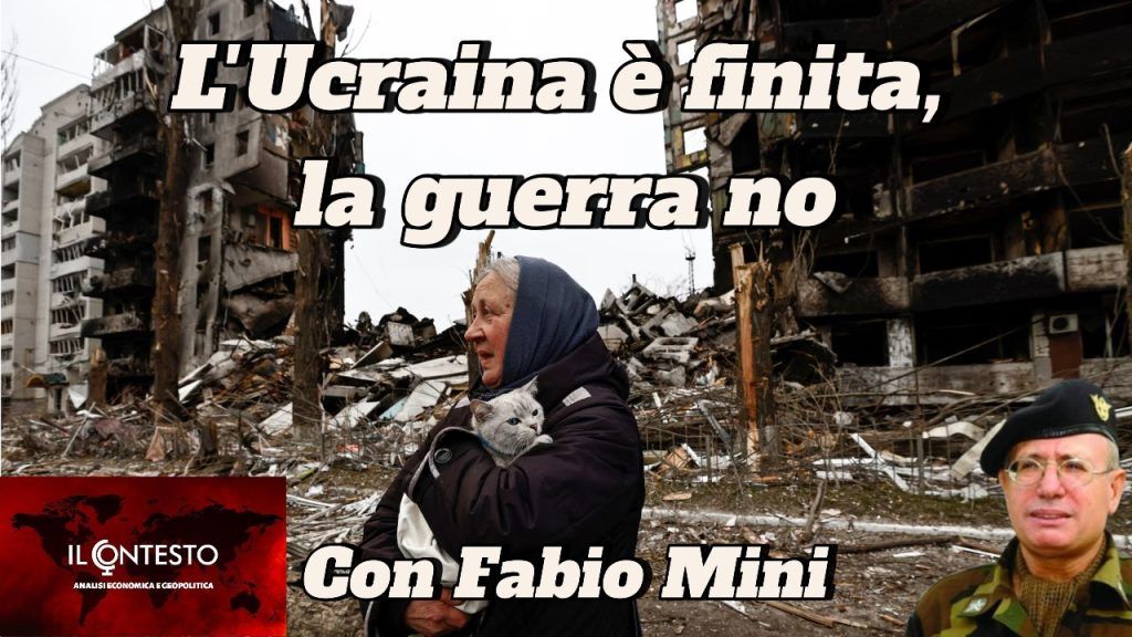 L’Ucraina è finita, la guerra ancora no Una donna anziana in piedi tra le macerie nel corso della guerra.