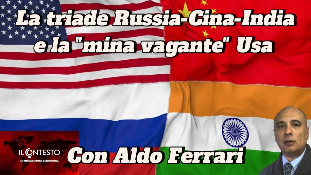 Bandiere di Russia, Cina e India con il ritratto di un uomo, il tema Russia sanzioni e un logo nell'angolo in basso a sinistra.