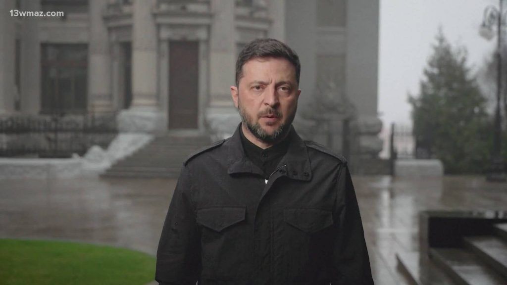 Il presidente Zelensky annuncia il piano Trump alla popolazione.