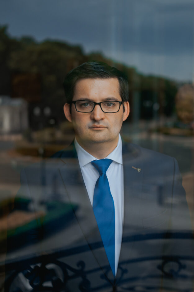 Frédéric Baldan, l'ex lobbista che ha chiamato in giudizio  la presidente della Commissione Europea Ursula Von der Leyen.