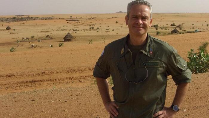 Il colonnello Jacques Baud in uniforme, quando prestava servizio nelle forze armate svizzere.