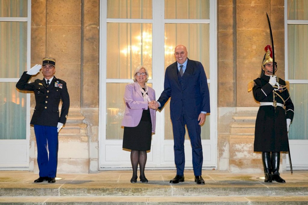 Il ministro della difesa Crosetto a Parigi  assieme alla'omologa francese Catherine Vautrin. In questa sede ha proposto la reintroduzione della leva in Italia.