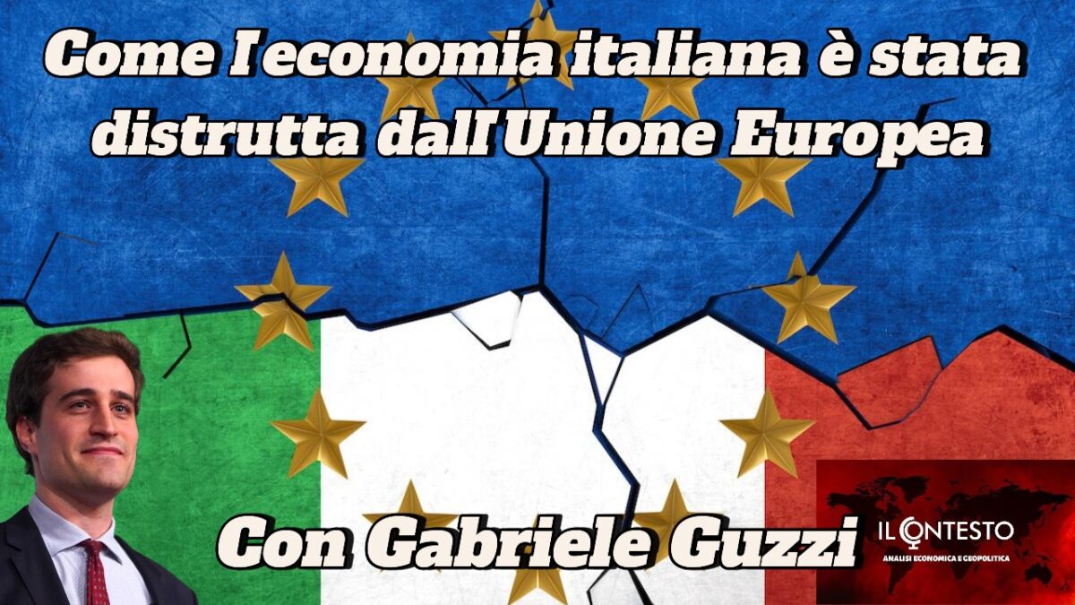 Un uomo in giacca e cravatta si trova davanti a una bandiera italiana con le stelle dell'UE e un testo in grassetto sull'economia italiana e l'Unione europea.