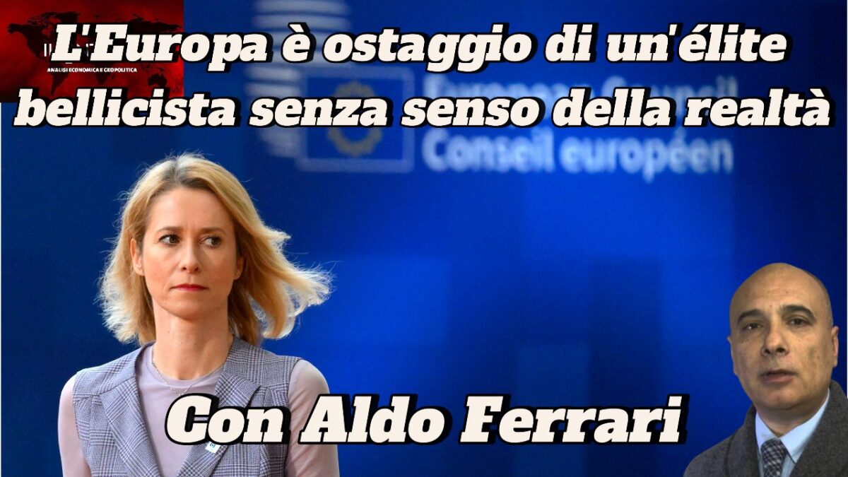 Una donna passa davanti a un cartello blu del Consiglio europeo, con il ritratto di Aldo Ferrari e l'adesione alla Nato discussa sulla destra.