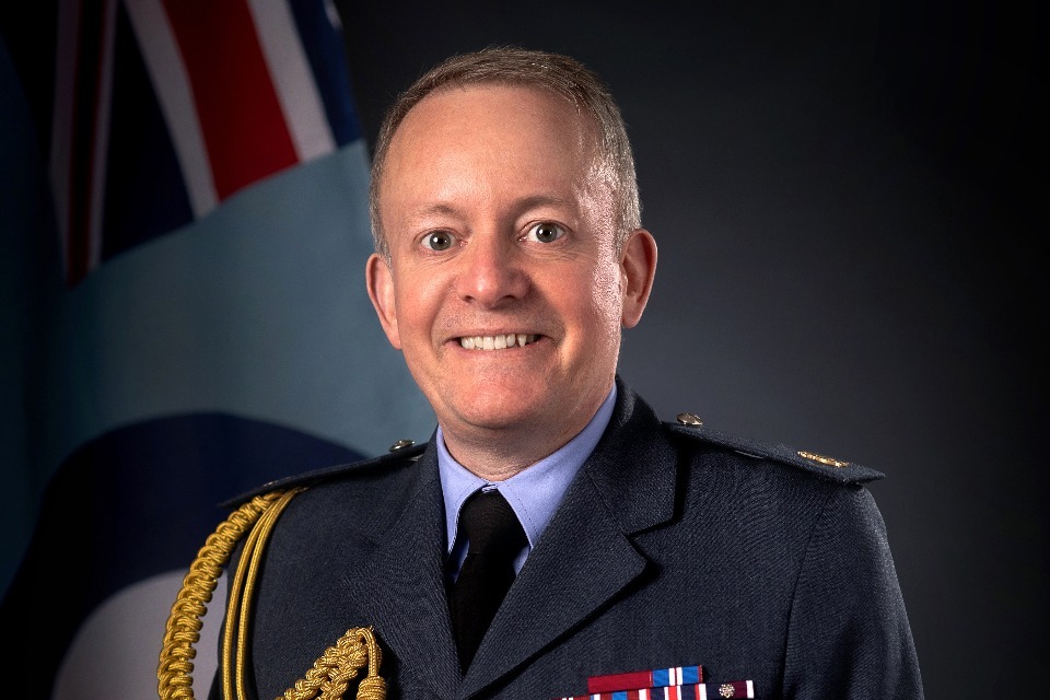 Il generale Richard Knighton parla di guerra ibrida.