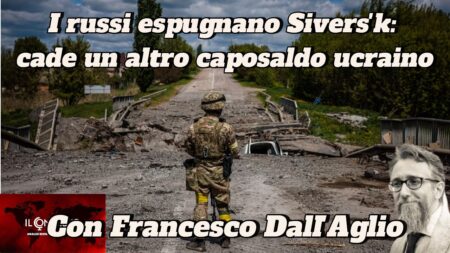 Il deputato Massie: gli Stati Uniti fuori dalla Nato Un soldato si trova su un ponte danneggiato mentre Massie e Francesco DallAglio discutono dei progressi russi a Siversk.