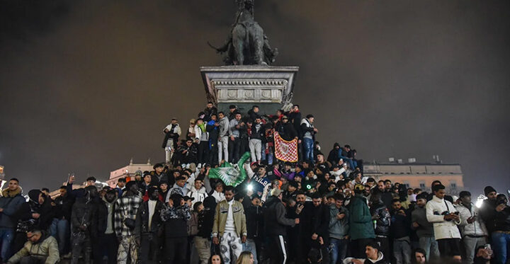 La rivolta degli immigrati in Europa occidentale 1 Giovani immigrati riuniti a piazza Duomo, a Milano, la notte di Capodanno.