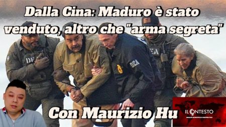 Voci dalla Cina: altro che “arma segreta”, Maduro è stato venduto Quattro agenti trattengono un uomo mentre appare un testo italiano su Maduro e l'arma segreta, con Maurizio Hu e Il Contesto.